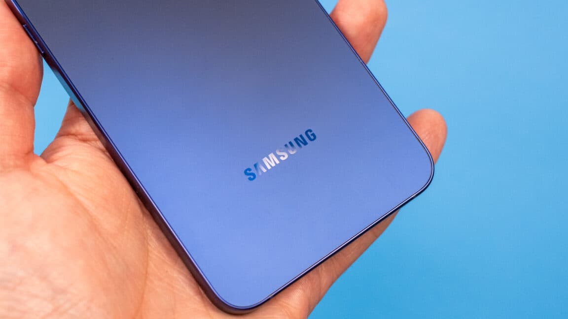 Apple and Samsung benefit as memory shortage pushes smartphone shipments to historic lows