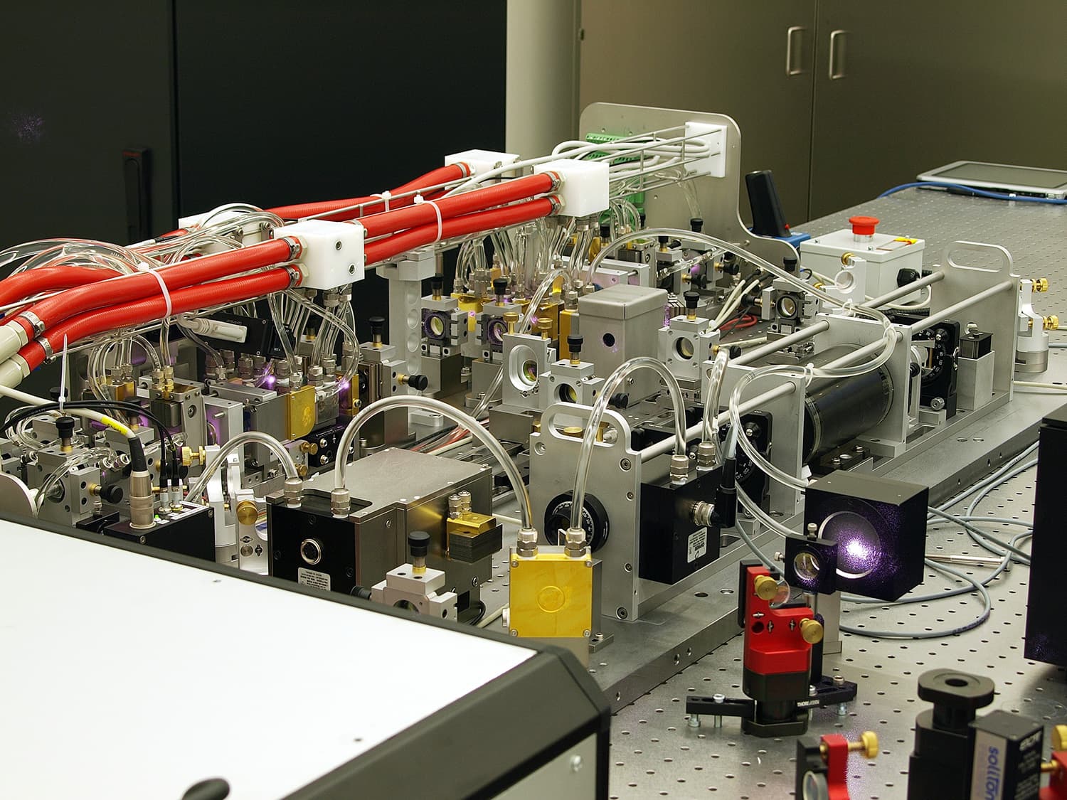 Causality optional? Testing the "indefinite causal order" superposition