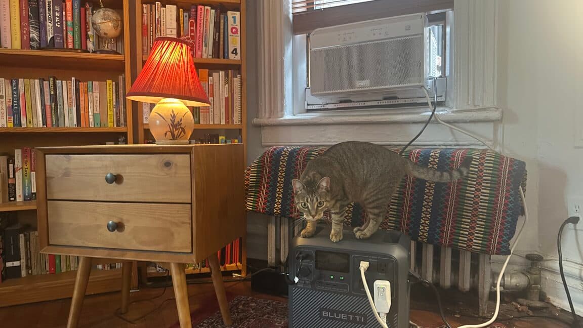 This startup pays NYC residents to run air conditioners on free batteries