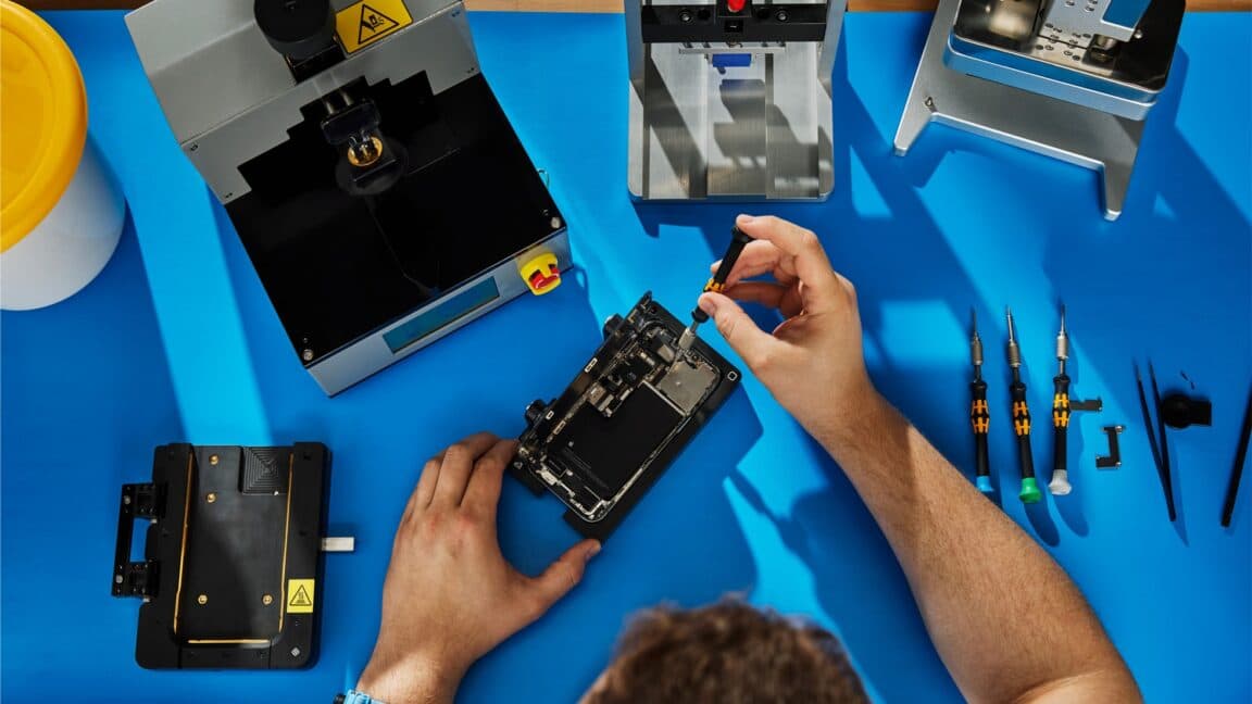Apple and Lenovo have the least repairable laptops, analysis finds