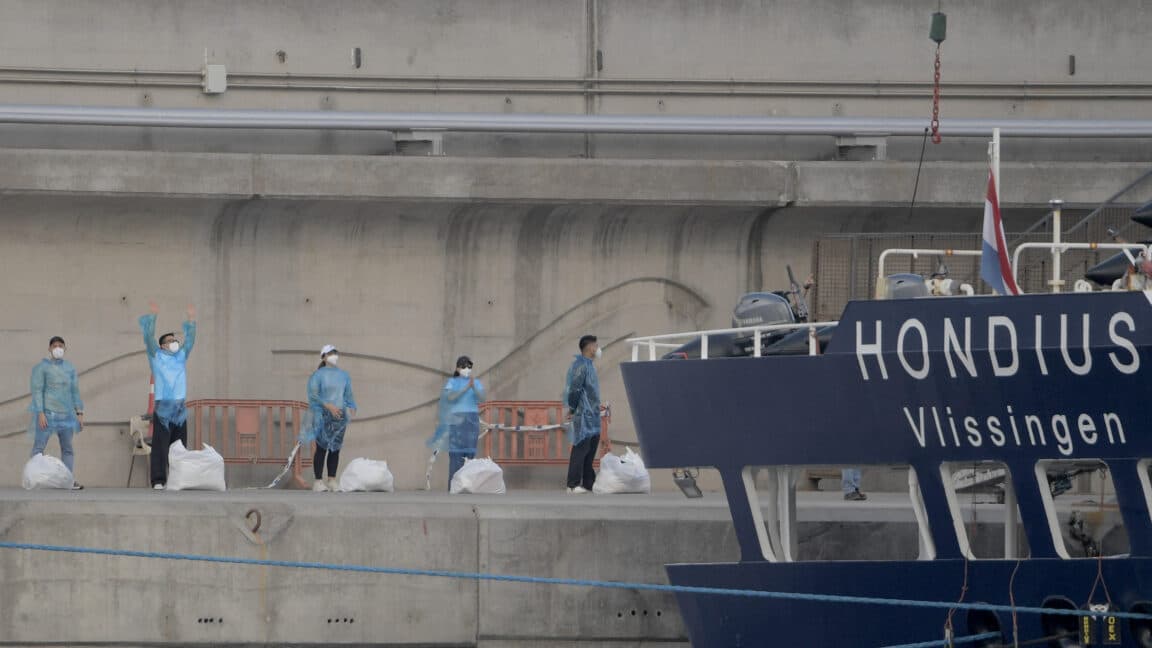 Passengers from hantavirus ship arrive in US; 3 people in biocontainment